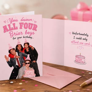 Puede incluir: Una tarjeta de felicitación de cumpleaños rosa claro con una fotografía de cuatro hombres con gorros de fiesta rosas. El texto frontal dice, You deserve ALL FOUR Briar boys for your birthday. El texto interior dice, Unfortunately, I could only afford one card.