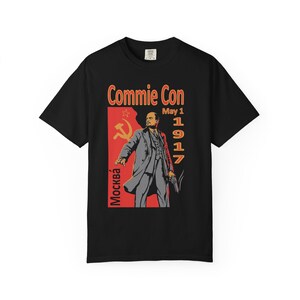 Koszulka z grafiką „Commie Con Lenin” | Moskiewska propaganda retro z 1 maja 1917 r.
