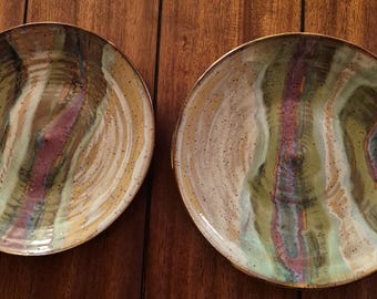 Par de platos de cerámica hechos a mano de Carolina del Norte, firmados por Porch Potters, con esmalte abstracto, ideales para decorar la pared.