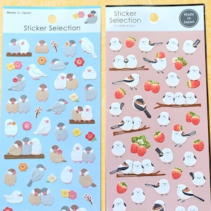 Könnte beinhalten: Eine weiße Keramik-Tasse mit schwarzem Henkel und dem Text "But First, Coffee" in schwarzer, handschriftlicher Schrift. Die Tasse steht auf einer weißen Oberfläche.