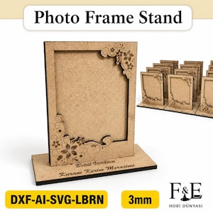 Pode incluir: Um suporte de moldura para fotos em madeira castanho-claro com base retangular e detalhes florais cortados a laser nos cantos. A base apresenta o texto gravado Betül Veranın Kuranı Kerim Merasimi. A moldura tem 3 mm de espessura.