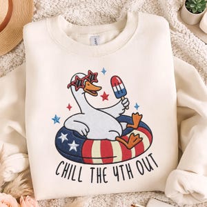 Diseño de bordado de ganso para el 4 de julio. Divertido gráfico patriótico de animales para el Día de la Independencia. Lindo diseño de flotador de verano para camiseta con paleta de helado. Descarga digital.