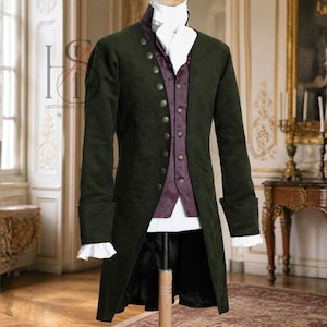 Op de afbeelding: Een donkergroene jas met gouden knopen, gecombineerd met een paars vest en een wit overhemd. De jas heeft een klassiek ontwerp met een hoge kraag en manchetten. De outfit wordt gepresenteerd op een mannequin, die historische kleding toont.