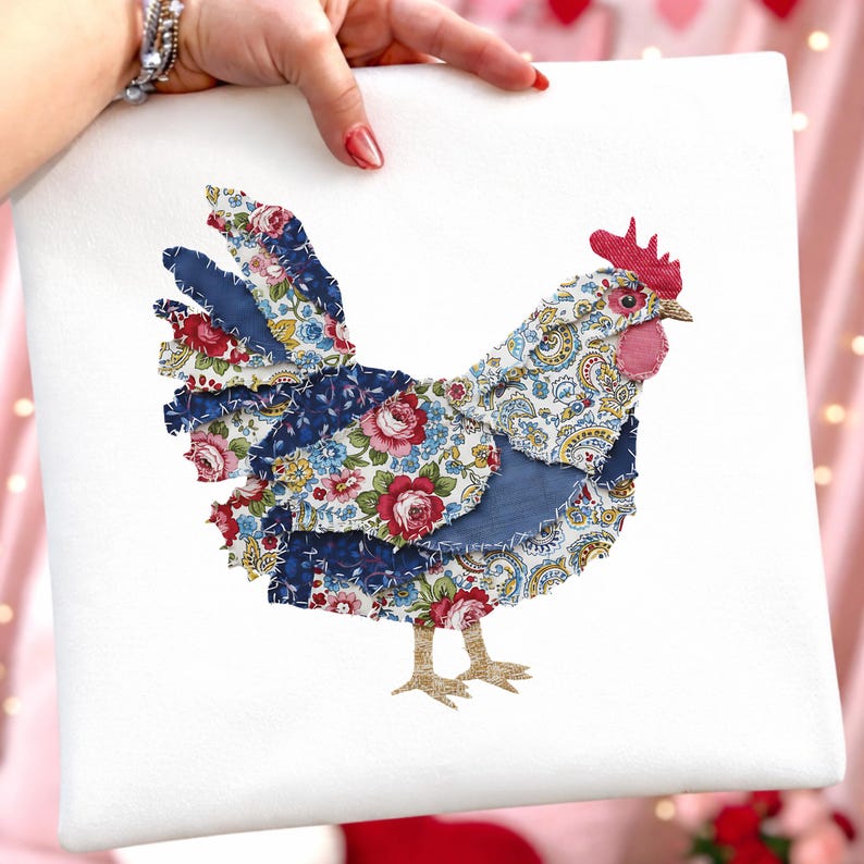 Może przedstawiać: Białe kwadratowe pł&oacute;tno przedstawia aplikację z kogutem z tkaniny. Kogut wykonany jest ze skrawk&oacute;w materiału z kwiatowymi i paisley wzorami w kolorze czerwonym, niebieskim i ż&oacute;łtym. Ma czerwony grzebień i podgardle oraz złote nogi.