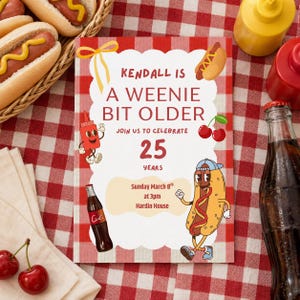 Op de afbeelding: Een rechthoekige verjaardagsuitnodiging met een wit geschulpt midden op een rood-wit geblokte achtergrond. De tekst luidt: Kendall is a weenie bit older, join us to celebrate 25 years, Sunday March 8th at 3pm, Hardin House. Voorzien van een cartoon hotdog, ketchupfles, kersen en een frisdrankfles.