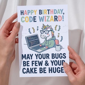 Könnte beinhalten: Eine digitale Grußkarte, die von Händen gehalten wird und ein Cartoon-Einhorn zeigt, das auf einem Laptop codiert. Die Karte lautet "Happy Birthday, Code Wizard!" und "May your bugs be few & your cake be huge." Das Einhorn trägt eine Brille und einen Kapuzenpullover.