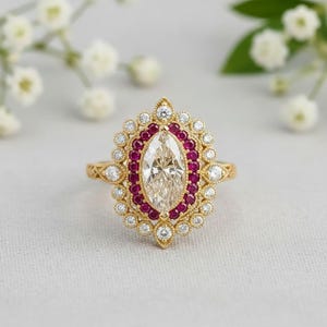 Może przedstawiać: Zestaw trzech ceramicznych kubków z nakrapianym, matowym wykończeniem. Kubki są w odcieniach kremu, jasnego brązu i ciemnego brązu. Każdy kubek ma prosty, minimalistyczny design.