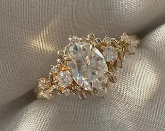 Vintage Oval Moissanite Verlobungsring 14K Gold Cluster Setting, Handgefertigter Hochzeitsvorschlag Ring, Antikes inspiriertes Brautgeschenk für Sie