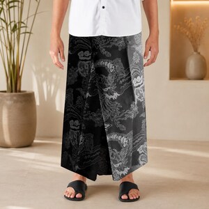 Könnte beinhalten: Ein bodenlanger Sarong mit einem schwarz-weißen Farbverlaufsmuster und komplizierten, liniengezeichneten Drachenmotiven. Der Stoff wird um die Taille gewickelt und zeigt ein durchgehendes Design aus wirbelnden Wolken und Fabelwesen.