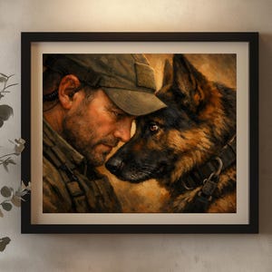 Può includere: Opera d'arte incorniciata raffigurante un uomo e un pastore tedesco in un momento tenero. L'uomo, con un berretto, appoggia la testa contro il cane. Il cane ha il pelo nero e marrone. L'opera è esposta su una mensola di legno con un vaso, candele e libri.