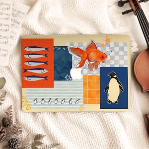 Op de afbeelding: Een laptopsticker met een collage van illustraties, waaronder vijf blauwe vissen op een oranje achtergrond, een goudvis, een pinguïn op een donkerblauw rechthoek, een rij kleine pinguïns op een gestreept patroon en een lichtblauw ruitjespatroon.