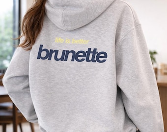 Sudadera con capucha Life Is Better Brunette – Sudadera divertida para morenas – Sudadera con capucha con cita minimalista – Regalo para morenas – Sudadera cómoda y estética