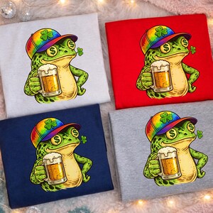 Sapo engraçado do Dia de São Patrício PNG, Sapo da Sorte com Trevo Bebendo Cerveja, Desenho de Sapo Irlandês Bebendo, PNG para Sublimação do Dia de São Patrício