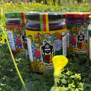 Puede incluir: Una taza de cerámica blanca con asa negra y el texto "But First, Coffee" en negrita negra. La taza se encuentra sobre un fondo neutro, resaltando su diseño sencillo.