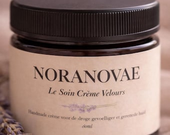 Crema de cuidado facial aterciopelada para pieles secas y sensibles.