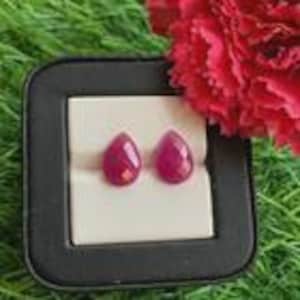 Par de rubíes naturales rojos en forma de pera / 6,25 quilates. Un par de rubíes naturales cuidadosamente seleccionados con una elegante forma de pera y un intenso color rojo.