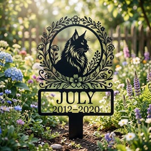 Könnte beinhalten: Schwarzer Metall-Gartenstecker mit einer Katzensilhouette in einem Blumenkranz. Der Stecker zeigt den Monat "JULI" und die Jahre "2012-2020". Das Design befindet sich vor einem farbenfrohen Garten.