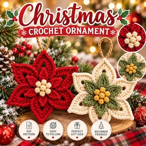 Könnte beinhalten: Zwei gehäkelte sternförmige Ornamente mit Aufhängeschlaufen. Eines ist rot mit cremefarbener Mitte, das andere ist cremefarben mit grünen Blütenblättern und gelber Mitte. Text: Christmas CROCHET ORNAMENT, PDF PATTERN, EASY TO FOLLOW, PERFECT GIFT IDEA, BEGINNER FRIENDLY.