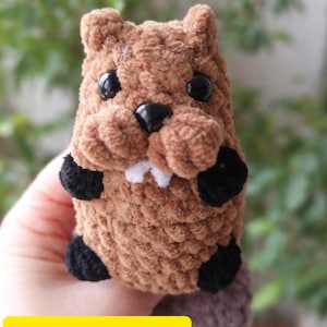 Pode incluir: Uma caneca de cerâmica branca com uma alça preta e o texto "But First, Coffee" em estilo manuscrito. A caneca está sobre uma superfície branca. A caneca tem 10 cm de altura.