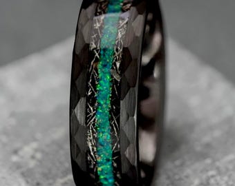 Fede nuziale in tungsteno nero martellato con intarsi in meteorite e opale verde, esclusiva fede nuziale da uomo con galassia, anello di fidanzamento o promessa
