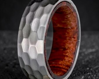 Anello da uomo in legno di tungsteno, anello con intarsio in legno a forma di botte di whisky, fede nuziale in tungsteno martellato in argento da 8 mm, anello in legno di koa, fede nuziale da uomo unica