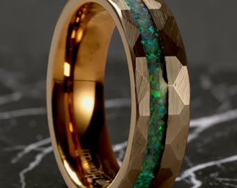 Anello in tungsteno martellato con intarsio in opale verde, fede nuziale da uomo unica, anello in opale smeraldo, moderna fascia in tungsteno, regalo di anniversario