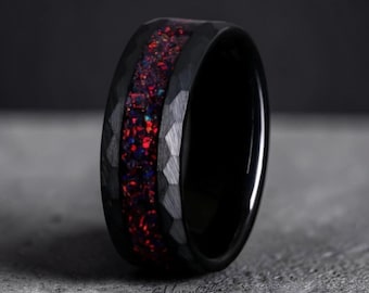 Anello in tungsteno martellato nero, intarsio in opale di fuoco frantumato, fede nuziale da uomo