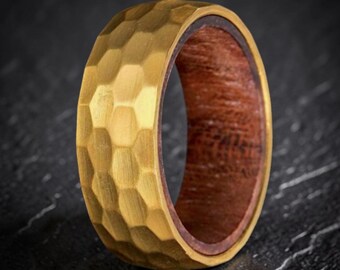 Anello da uomo a forma di botte di whisky, anello in tungsteno martellato in oro, anello da uomo in legno, anello in oro e legno, anello da uomo con vestibilità comoda da 8 mm