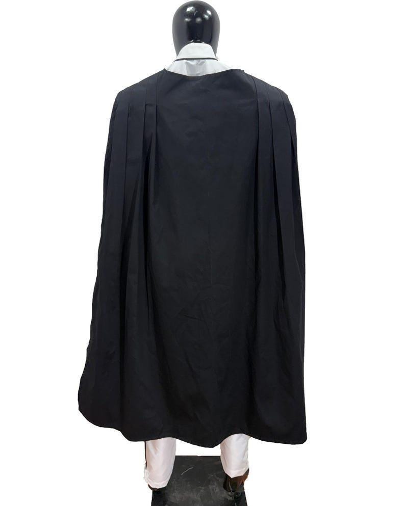 K&ouml;nnte beinhalten: Eine wei&szlig;e Keramik-Tasse mit schwarzem Henkel und dem Text "But First, Coffee" in schwarzer, handschriftlicher Schrift. Die Tasse steht auf einer wei&szlig;en Oberfl&auml;che.