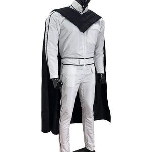 K&ouml;nnte beinhalten: Wei&szlig;er Overall mit schwarzen Akzenten, hohem Kragen, schwarzem Umhang und schwarzen Zierleisten. Das Outfit umfasst eine Jacke mit Rei&szlig;verschluss, eine passende Hose und schwarze Schuhe. Die Schaufensterpuppe hat einen schwarzen Kopf.