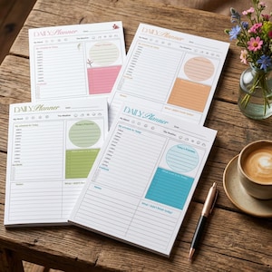 Könnte beinhalten: Vier weiße Tagesplaner-Blätter mit farbigen Abschnitten für Zeitplan, Prioritäten und Notizen. Jedes Blatt enthält den Text Daily Planner, Wettersymbole und Stimmungstracker. Die Planer haben farbige Akzente in Pink, Orange, Grün und Blau.