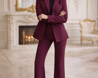 Completo blazer bordeaux e pantaloni a zampa, elegante abbigliamento da ufficio, abito formale da invitata a un matrimonio