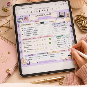 Op de afbeelding: Een digitale tablet met een bewerkbaar sjabloon voor een academische planner met secties voor prioriteiten, deadlines, opdrachten, cijfers en studiedoelen. De interface bevat pastelpaarse accenten, pictogrammen en tekstvelden voor taken.
