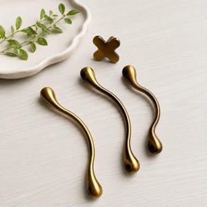 Minimalist Curved Cabinet Pull/Antique Brass Curved Kitchen Cabinet Pulls/Wardrobe Door Pulls/Drawer Knobs/Bathroom Cabinet Handles