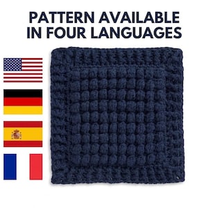 Puede incluir: Una tela azul marino, cuadrada y texturizada con un patrón repetitivo. El texto "PATTERN AVAILABLE IN FOUR LANGUAGES" está en la parte superior. Las banderas de Estados Unidos, Alemania, España y Francia están a la izquierda.