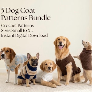 Könnte beinhalten: Fünf Hunde tragen gehäkelte Hundemäntel in verschiedenen Farben und Mustern. Die Mäntel sind in den Größen S bis XL erhältlich. Das Bild enthält den Text "5 Dog Coat Patterns Bundle" und "Instant Digital Download."