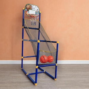 Puede incluir: Un juego de baloncesto azul y amarillo con una red y dos balones naranjas. El tablero tiene un gráfico de baloncesto. La red es negra y amarilla. El juego está diseñado para jugar en interiores o exteriores.