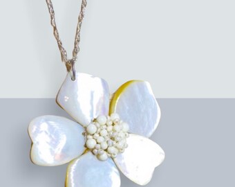 High Quality Genuine White Carved Flower Shell Dual-use Pendant Brooches Jewelry High Quality Genuine White Carved Flower Shell Dual-use Pendant Brooches Jewelry