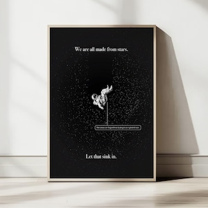 Könnte beinhalten: Schwarz-weiß gerahmter Kunstdruck mit einem Astronauten im Weltraum. Der Druck enthält den Text "We are all made from stars." und "Let that sink in."