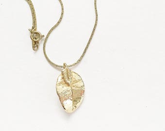 Beautiful Vintage Gold Leaf Pendant on 18" Cobra Chain