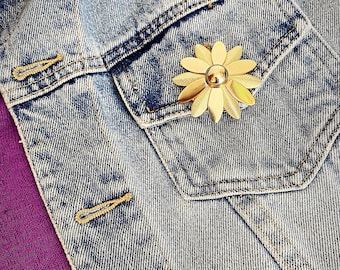 Cute Retro Daisy Brooch | 1970’s Sarah Coventry Flower Pin | Daisy Flower Pin | Retro chic gold Daisy pin | Vintage gold flower pin