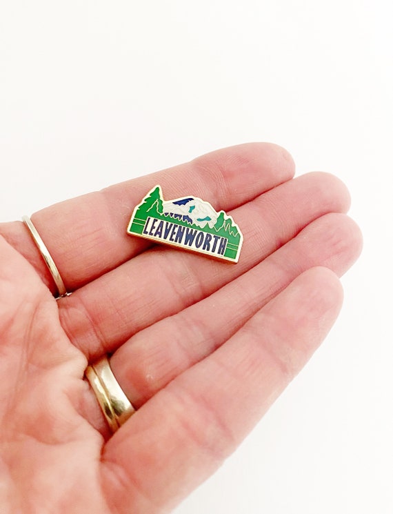 Vintage enamel Leavenworth Souvenir Pin | Travel L