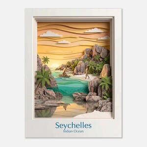 Könnte beinhalten: Gerahmte Papierkunstszene der Seychellen. Das Kunstwerk zeigt einen tropischen Strand mit Palmen, Felsen und einem Boot auf dem Wasser. Der Himmel ist ein Farbverlauf von Orange und Gelb. Der Text unten lautet "Seychelles Indian Ocean."