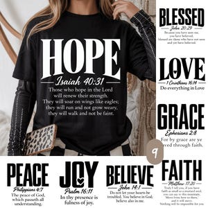 Può includere: Una t-shirt nera a maniche corte con il testo bianco HOPE e Isaiah 40:31 e il versetto completo stampato sotto. La maglietta è indossata sopra un capo nero a maniche lunghe con un motivo a pois bianchi. Altre opzioni di testo includono BLESSED, LOVE, GRACE, PEACE, JOY, BELIEVE e FAITH con i relativi versetti biblici.