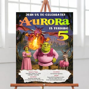 Può includere: Un invito a una festa colorato su un cavalletto. L'invito presenta il testo "Aurora compie 5 anni" con illustrazioni dei personaggi del film Shrek. Sono inclusi anche la data, l'ora, il luogo e le informazioni RSVP.