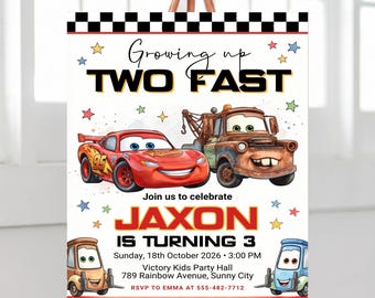 Puede incluir: Una invitación de cumpleaños con los personajes de la película Cars, Rayo McQueen y Mate. La invitación dice "Growing up TWO FAST" y celebra el tercer cumpleaños de Jaxon. El diseño incluye estrellas y un borde a cuadros.