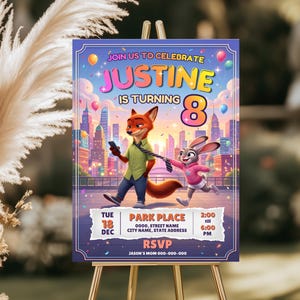 Può includere: Un invito per una festa su un cavalletto presenta i personaggi Nick Wilde e Judy Hopps di Zootropolis. L'invito recita: "Unisciti a noi per festeggiare i 8 anni di Justine". I dettagli dell'evento sono elencati sotto.