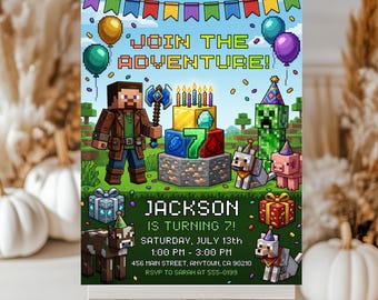 Puede incluir: Una invitación de cumpleaños con gráficos pixelados. La invitación incluye el texto "JOIN THE ADVENTURE!" y "JACKSON IS TURNING 7!" con detalles del evento. También se muestran globos de colores, una tarta y personajes de un videojuego popular.