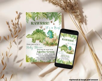 Puede incluir: Una invitación a un baby shower con temática de dinosaurios. La invitación presenta ilustraciones de acuarela de dinosaurios y follaje tropical. El texto dice "RAWRRR! It's a Boy!" e incluye detalles del evento. Un smartphone muestra el mismo diseño.