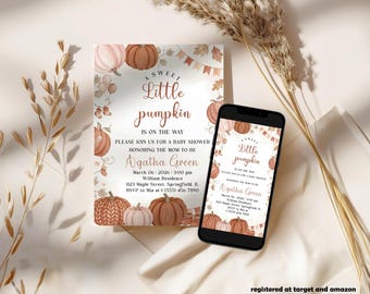 Puede incluir: Una invitación a un baby shower con temática de calabaza. La invitación presenta el texto "A Sweet Little Pumpkin is on the Way" y los detalles del evento. Un teléfono inteligente muestra la misma invitación. El diseño incluye calabazas y colores otoñales.